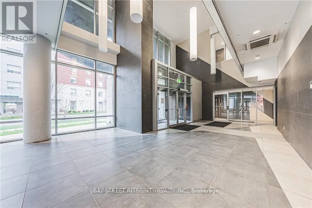 902 - 158 KING STREET — photo 2 of 13