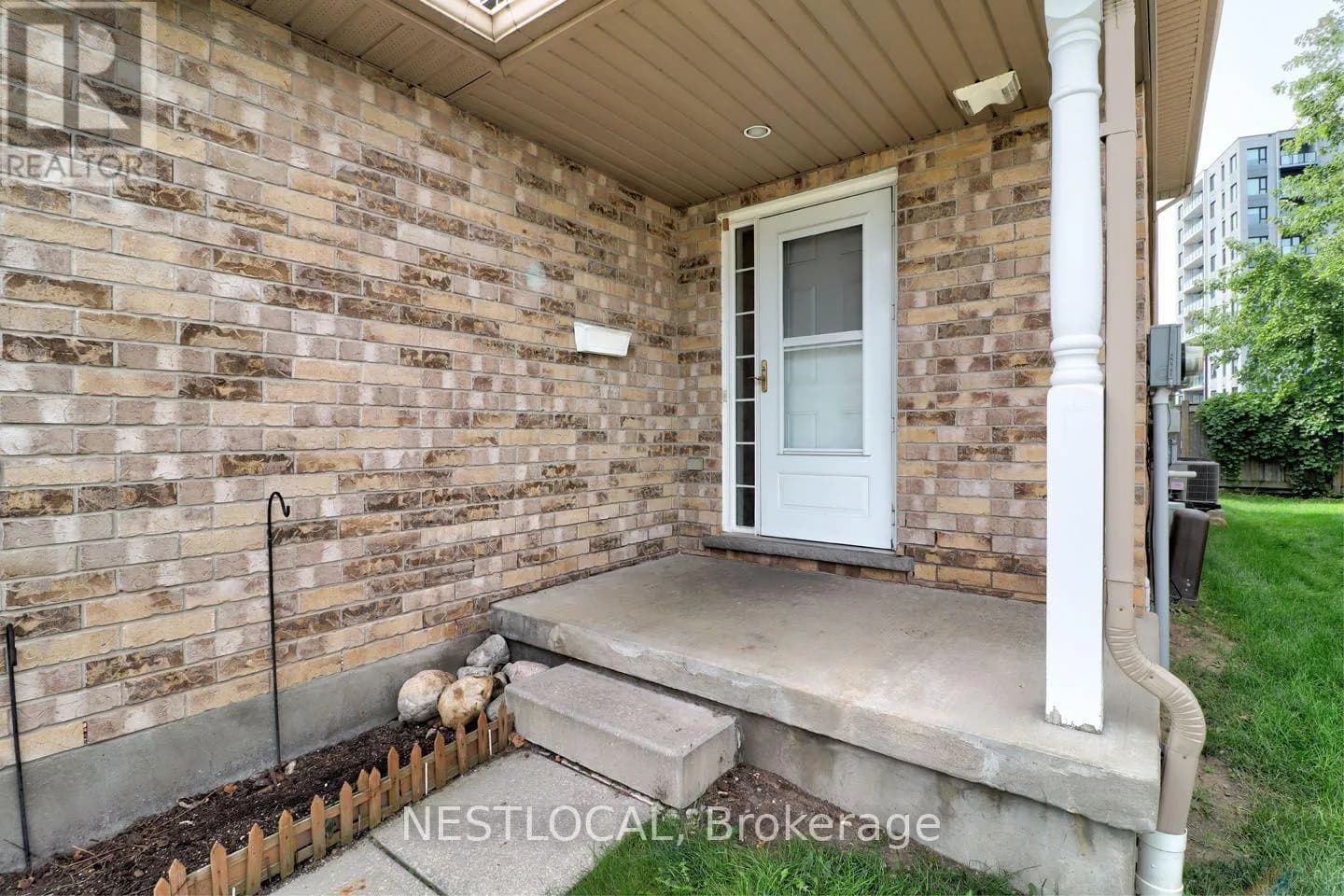 11 - 10 FALLOWFIELD DRIVE — photo 4 of 37