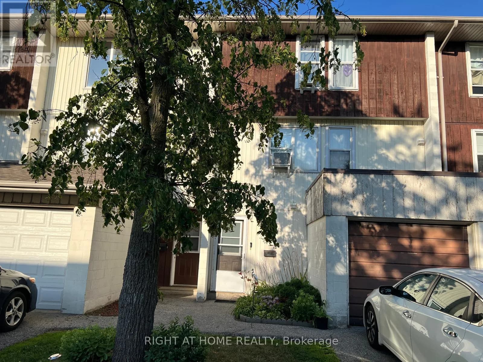 81 - 135 CHALMERS STREET S — photo 1 of 10