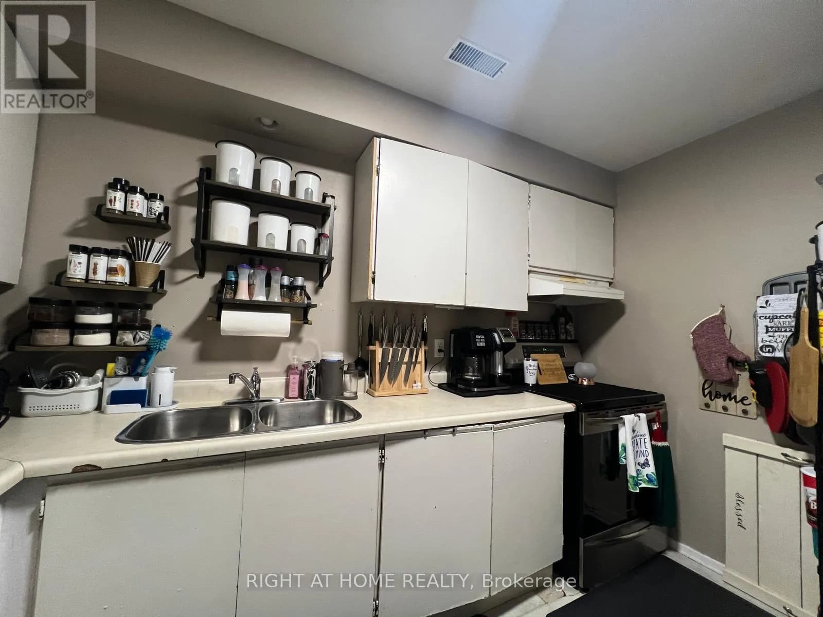 81 - 135 CHALMERS STREET S — photo 5 of 10