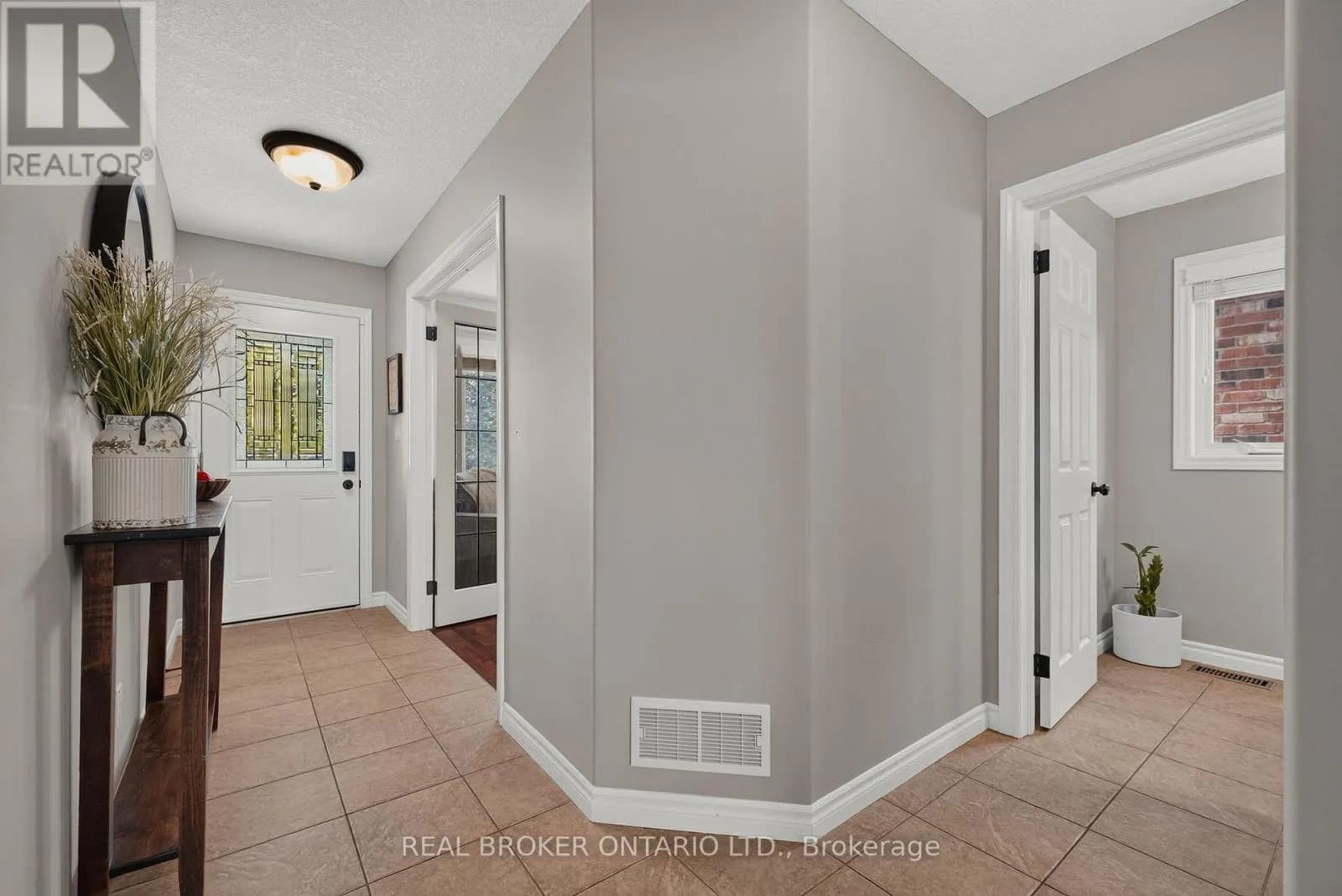 38 ROBERTA STREET — photo 4 of 47