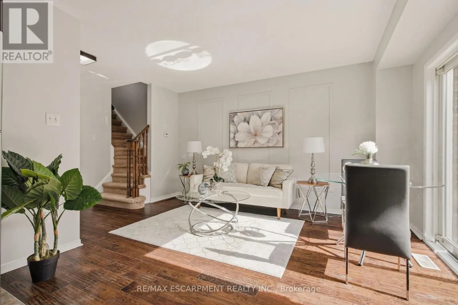54 DUNCAN AVENUE — photo 4 of 20