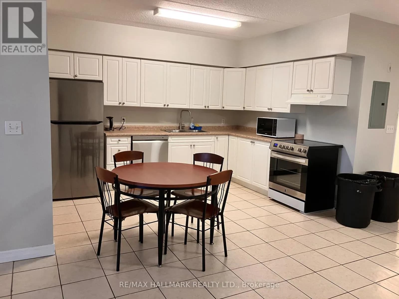301 - 271 LESTER STREET — photo 3 of 15