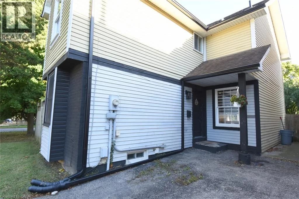 56 ENFIELD Crescent — photo 4 of 43