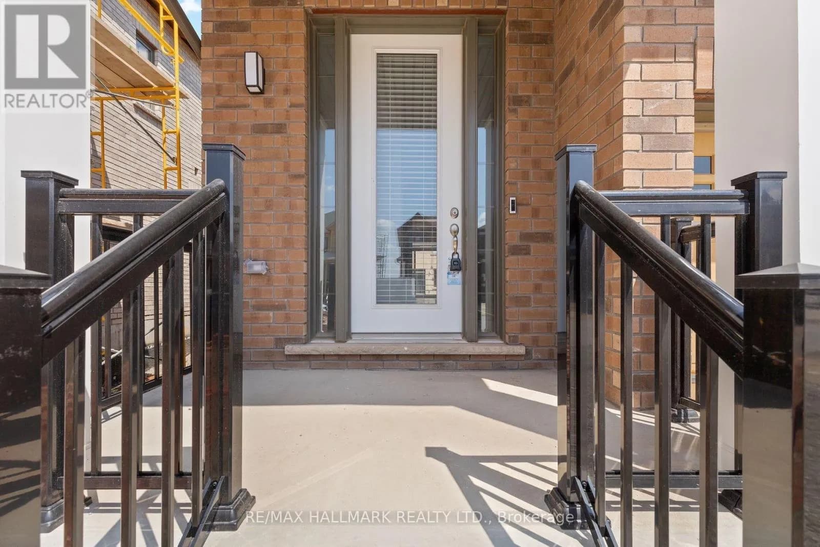 16 CROSSMORE CRESCENT — photo 2 of 30