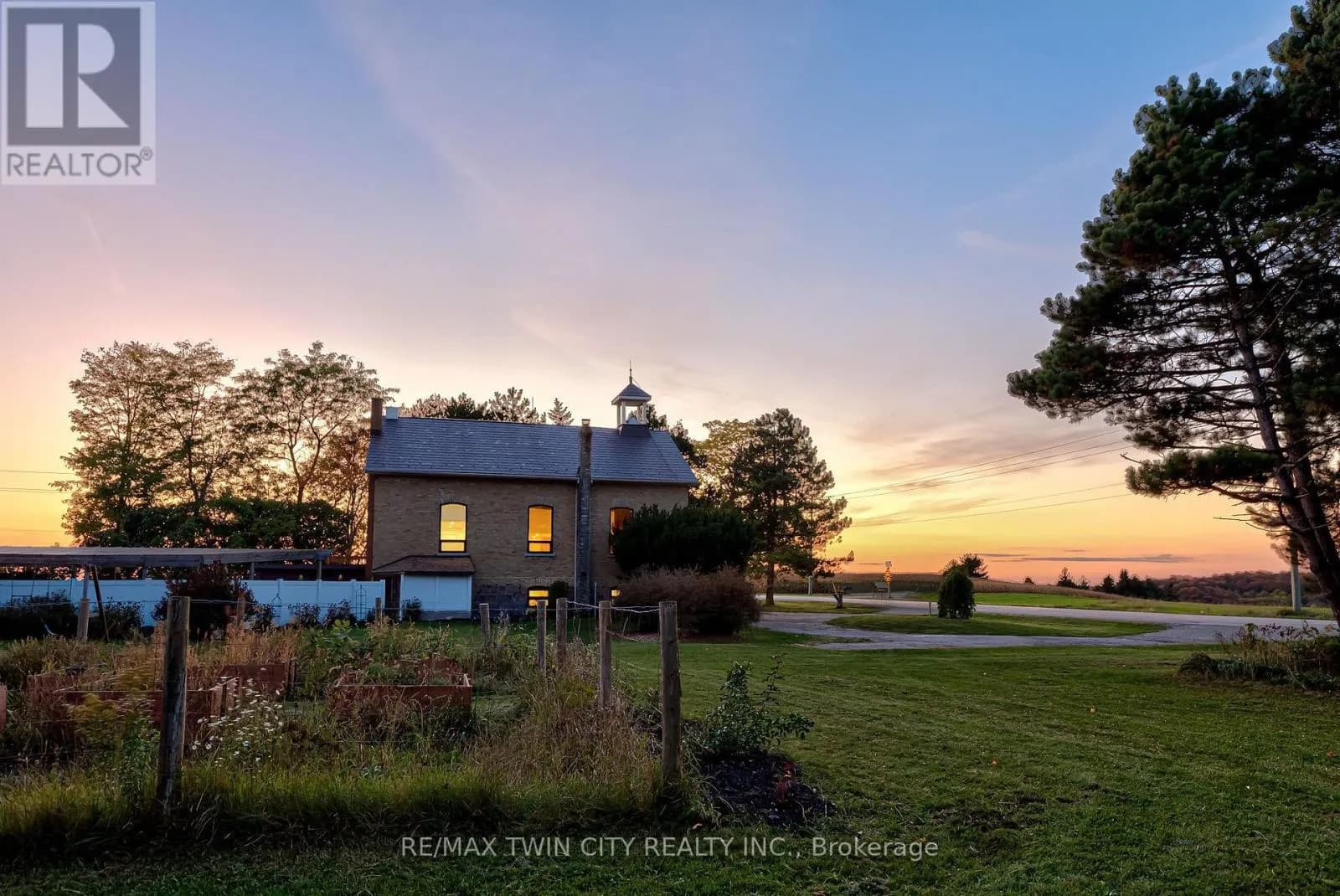 2653 HURON ROAD — photo 1 of 50