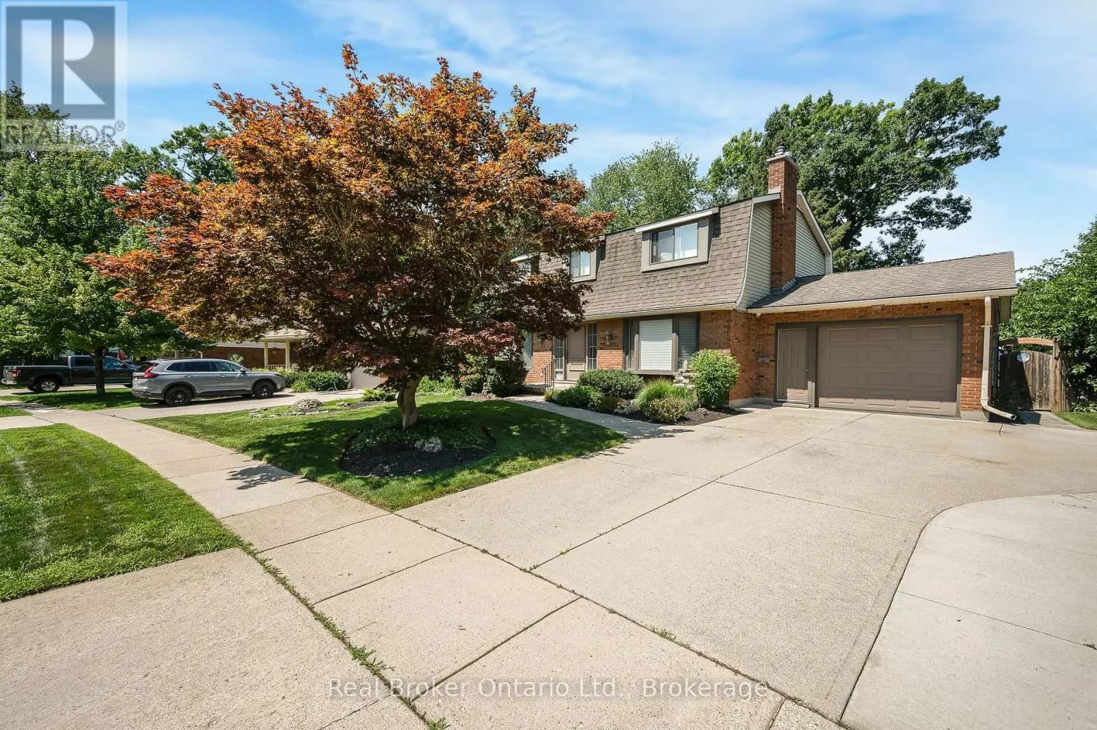 30 WESTWOOD CRESCENT — photo 1 of 37