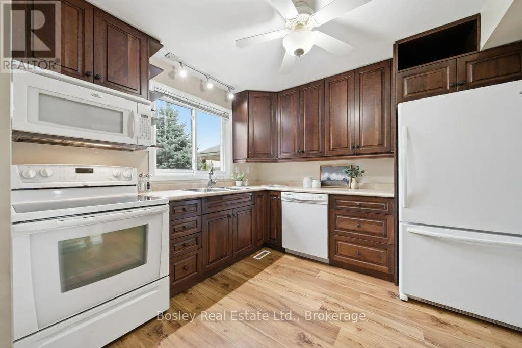 UNIT 28 - 255 NORTHLAKE DRIVE — photo 3 of 44