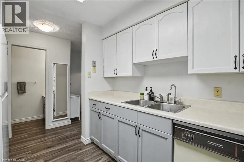20 ELLEN Street E Unit# 207 — photo 5 of 35