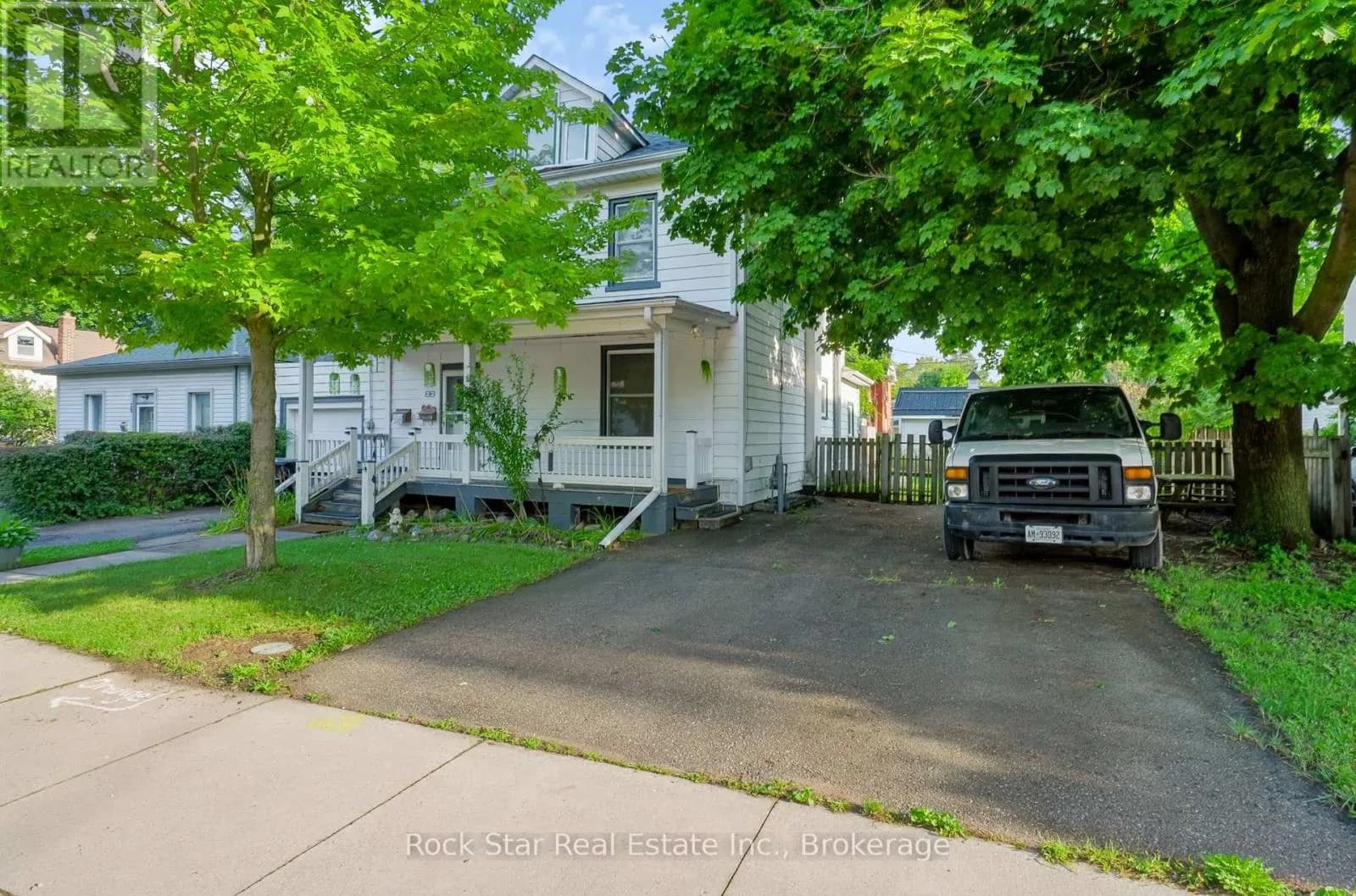 22 RICH AVENUE — photo 2 of 38