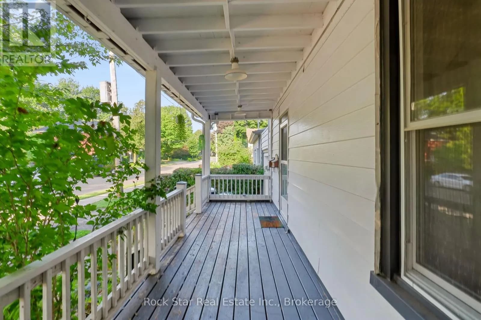 22 RICH AVENUE — photo 3 of 38