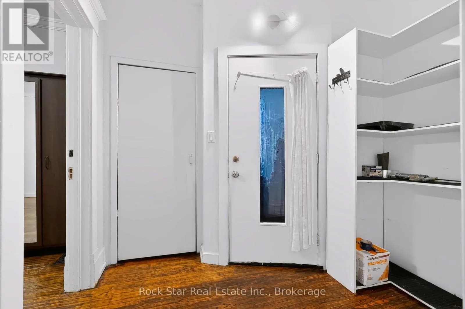 22 RICH AVENUE — photo 4 of 38