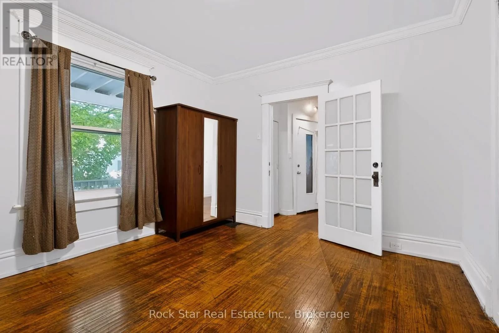 22 RICH AVENUE — photo 5 of 38