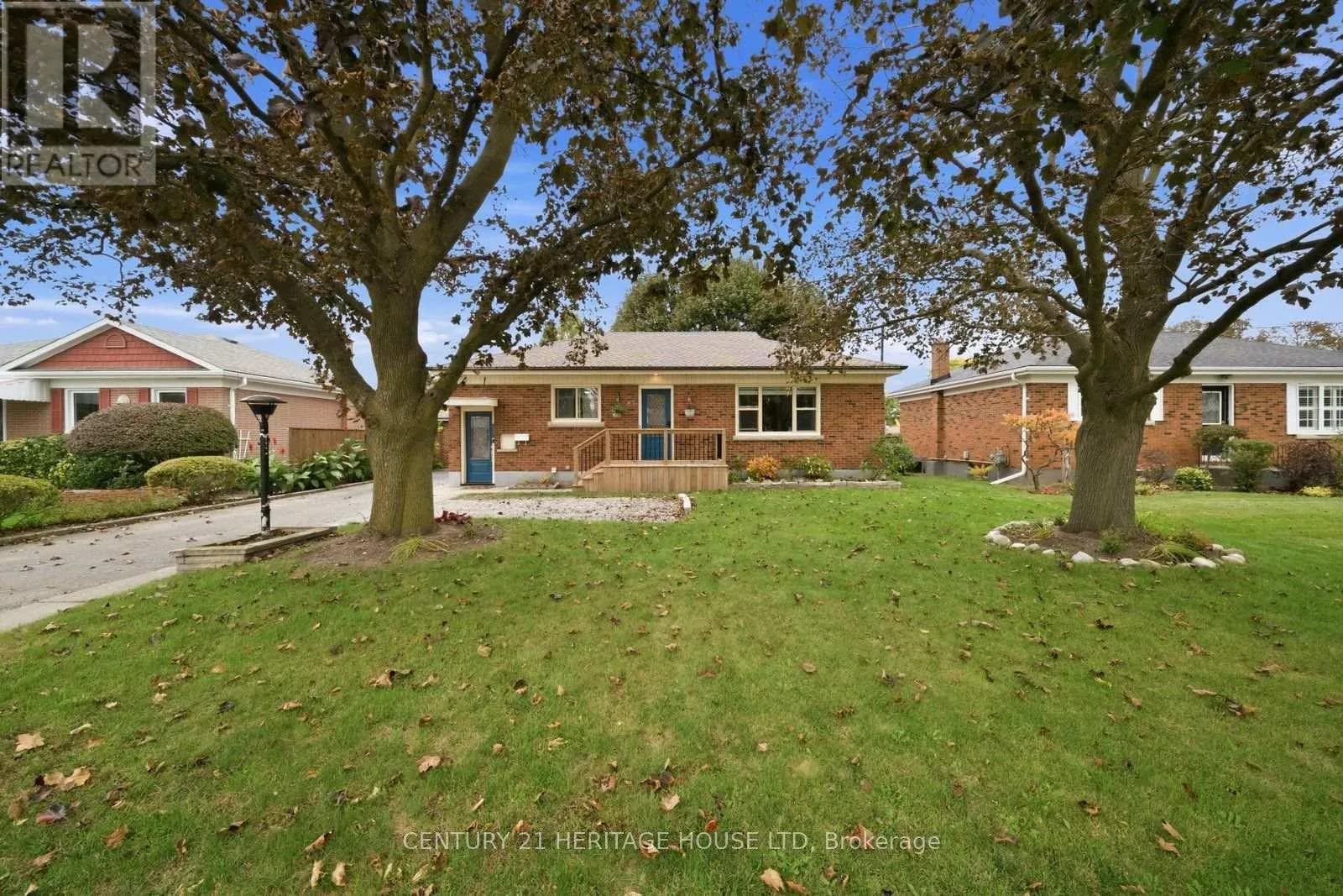 83 FAIRVIEW DRIVE — photo 2 of 33