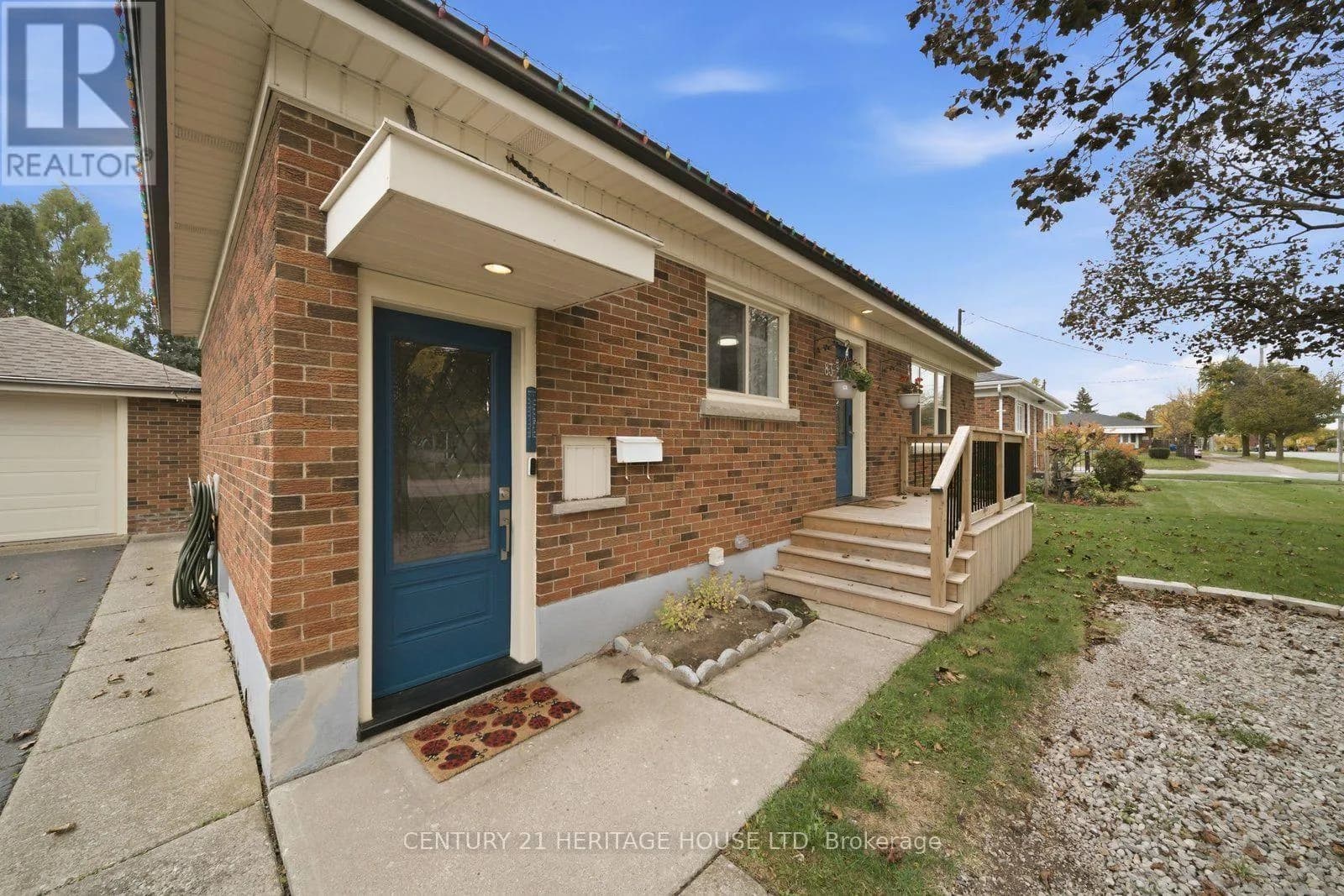83 FAIRVIEW DRIVE — photo 3 of 33