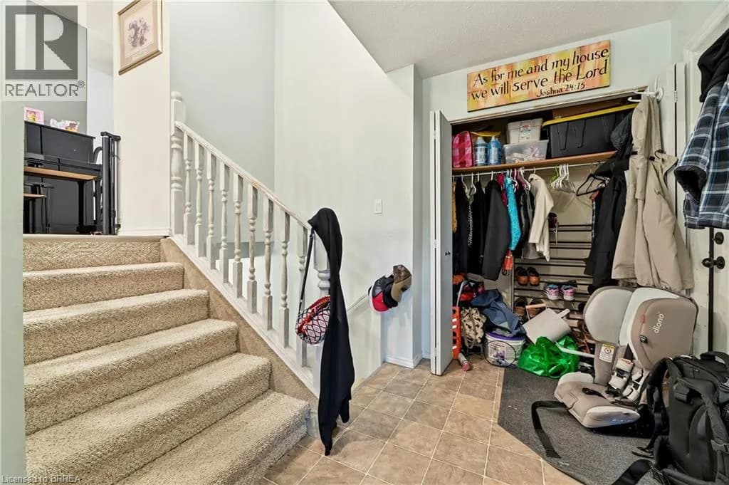 82 BEAVER Crescent — photo 3 of 33