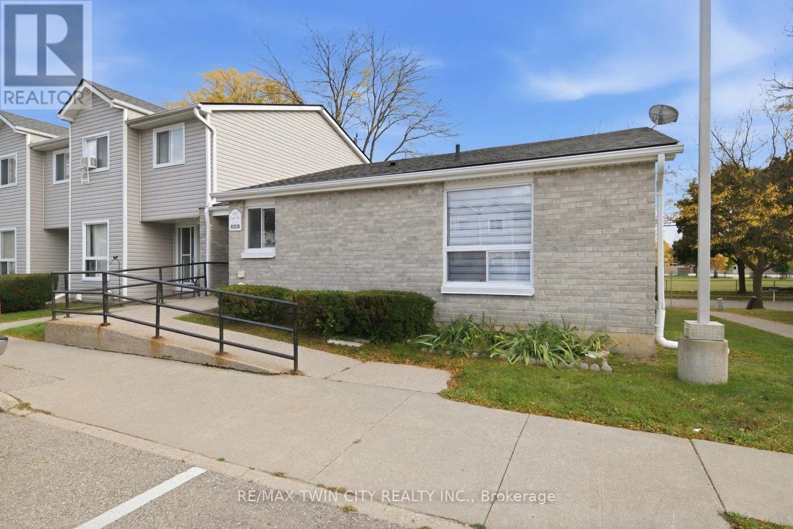 5 - 492 GREY STREET — photo 3 of 29