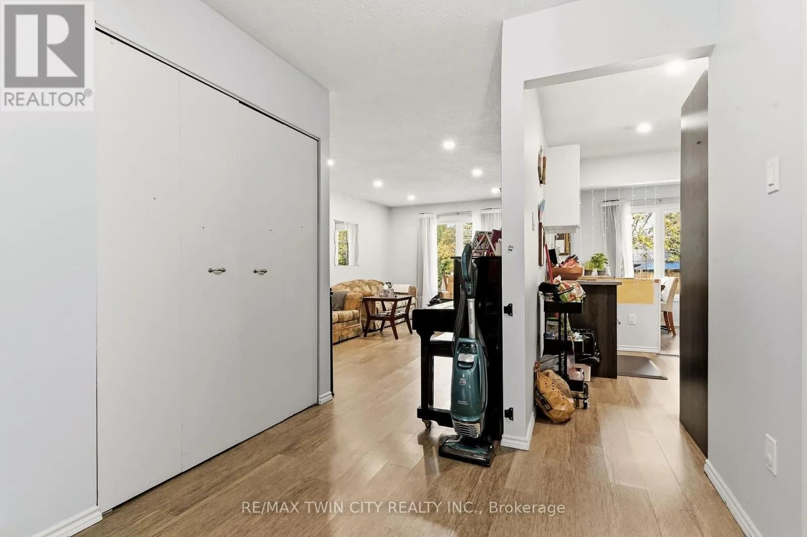 82 BEAVER CRESCENT — photo 4 of 33