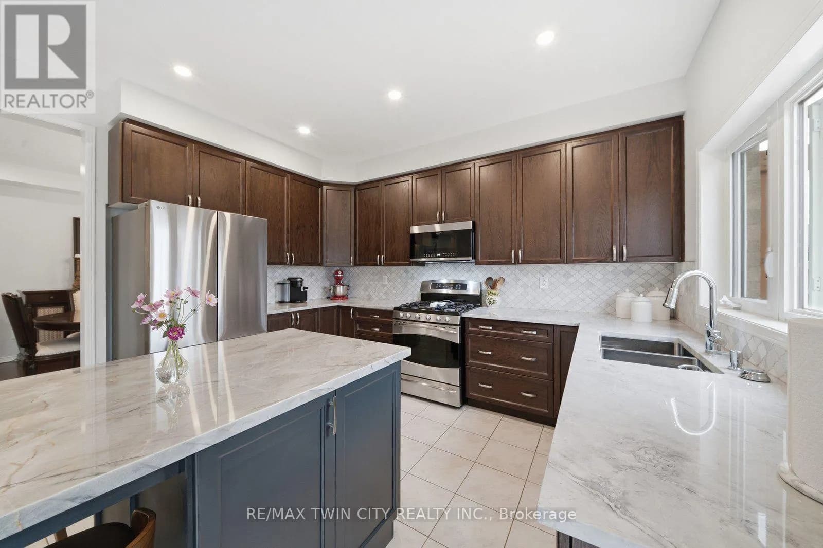 42 STEPHENSON ROAD — photo 5 of 41