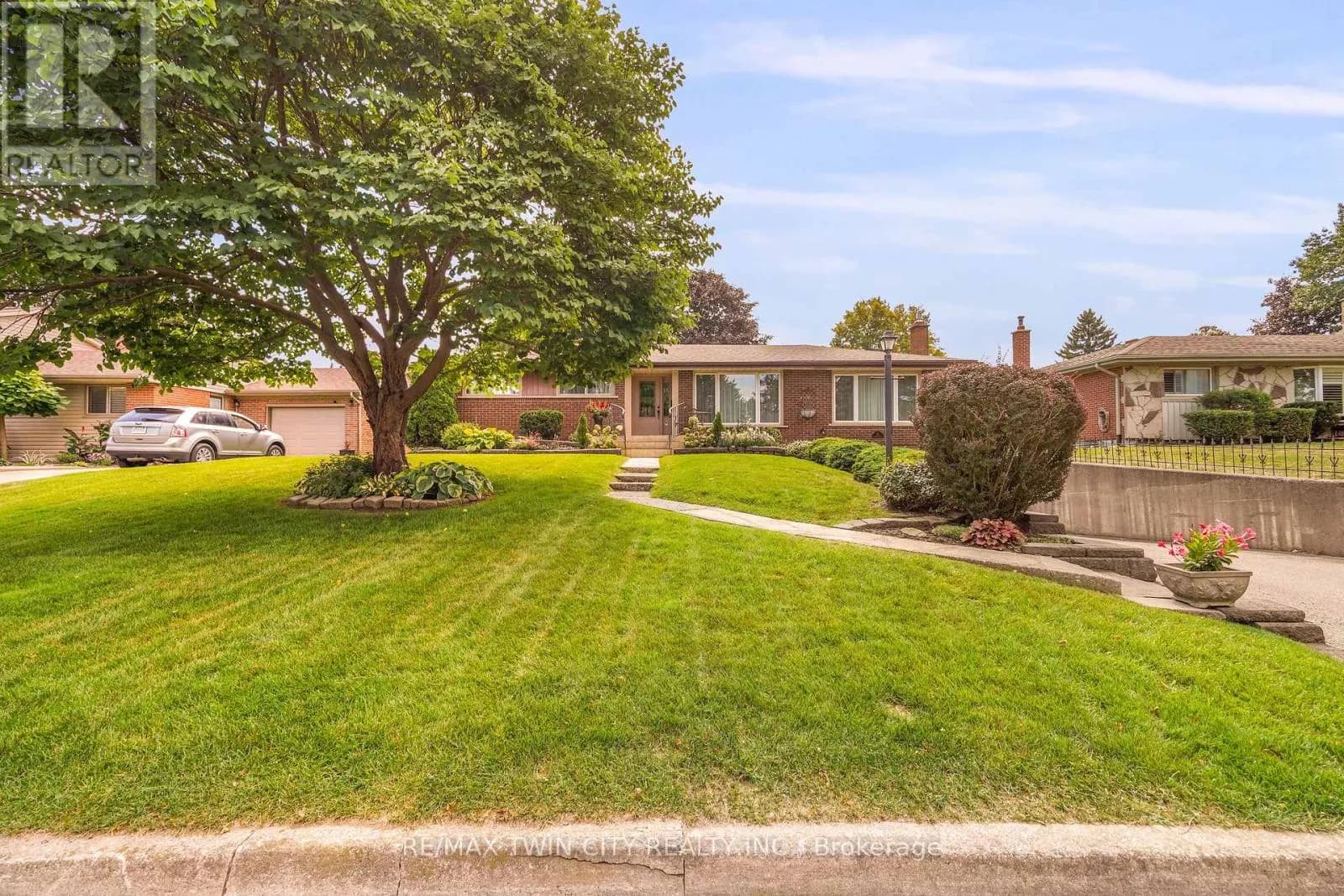 25 BRIER CRESCENT — photo 3 of 50