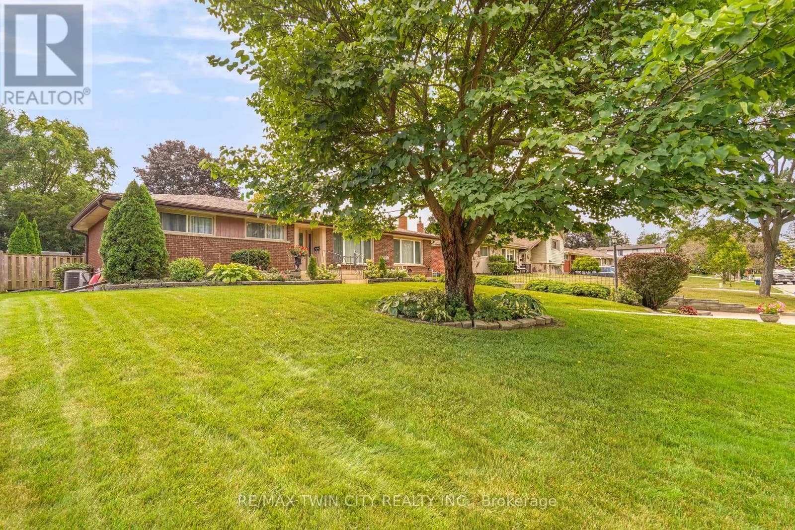 25 BRIER CRESCENT — photo 4 of 50