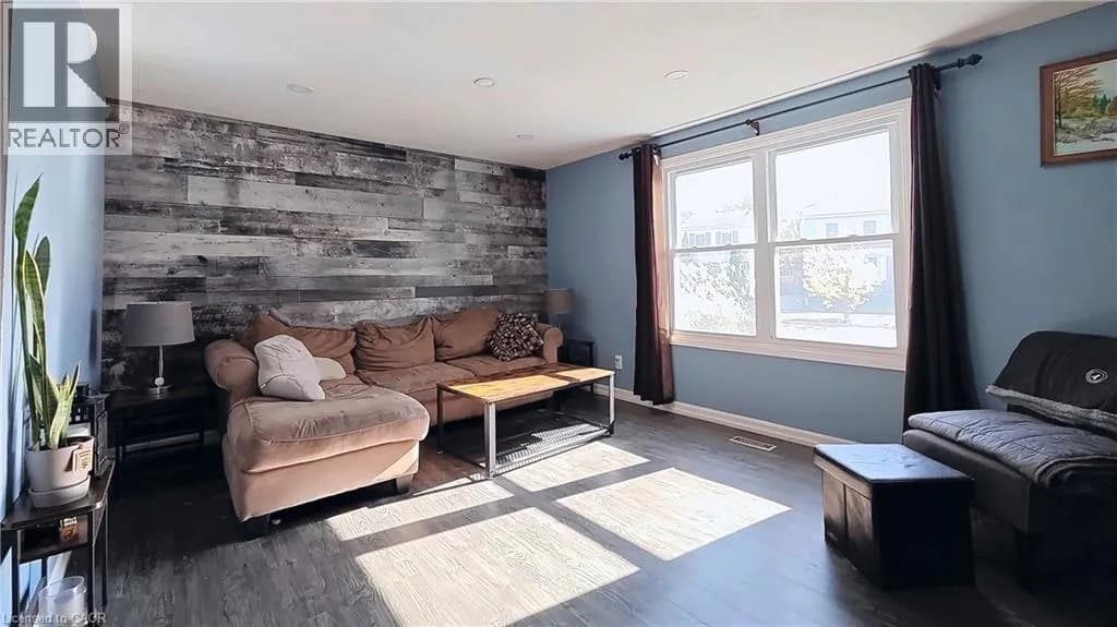 25 TIMBERLANE Crescent — photo 5 of 25