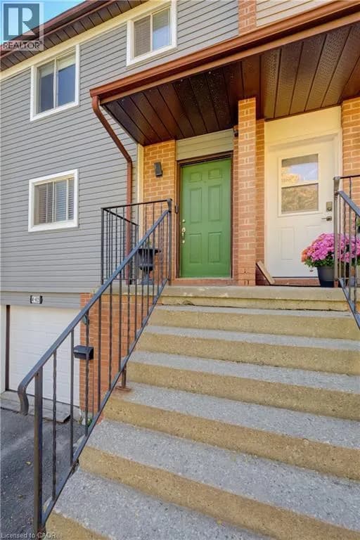 415 BAIRSTOW Crescent Unit# 4 — photo 5 of 33