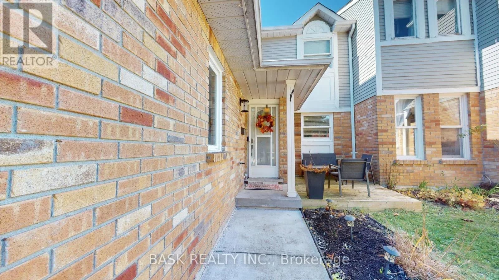 115 FAIRGREEN CLOSE — photo 2 of 34