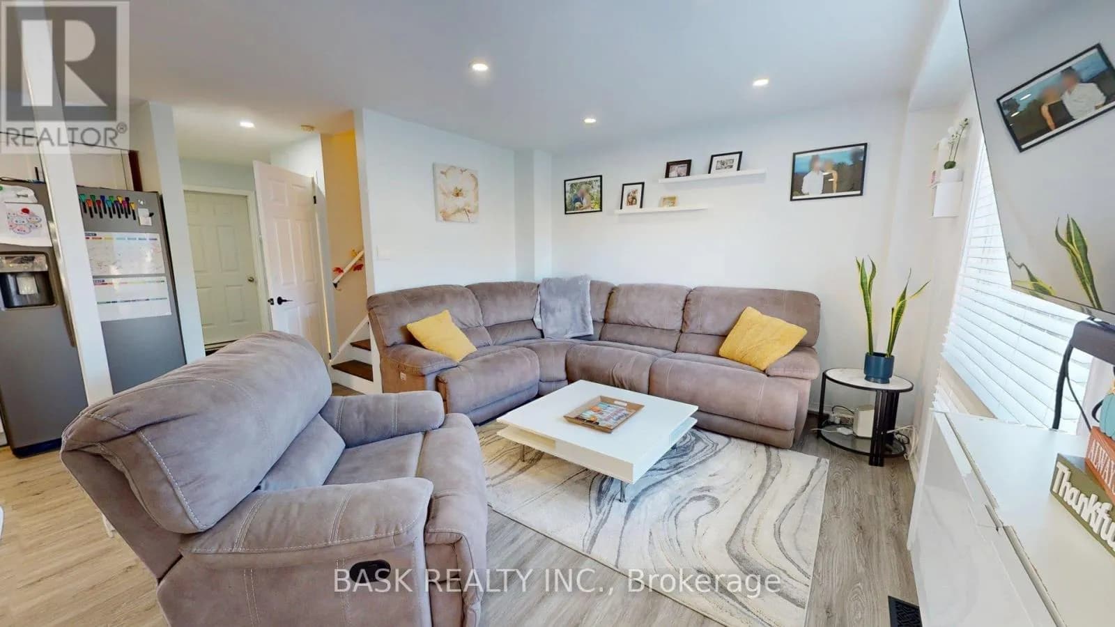 115 FAIRGREEN CLOSE — photo 4 of 34