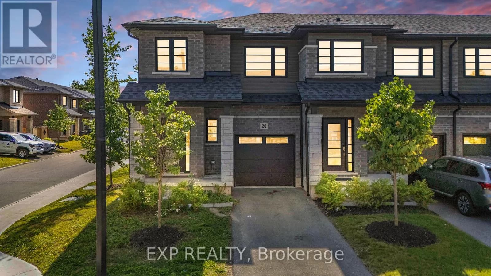 20 - 520 GREY STREET — photo 1 of 32