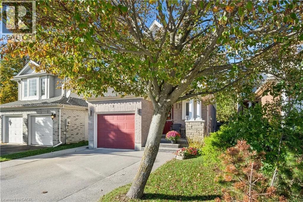 7 KROEGER Crescent — photo 2 of 37