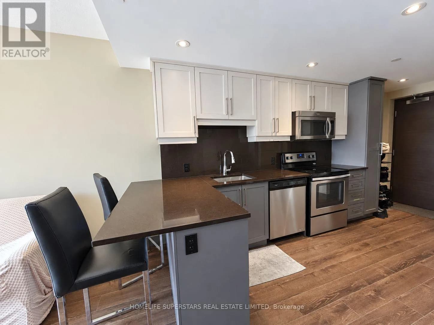 S1906 - 330 PHILLIP STREET — photo 5 of 32