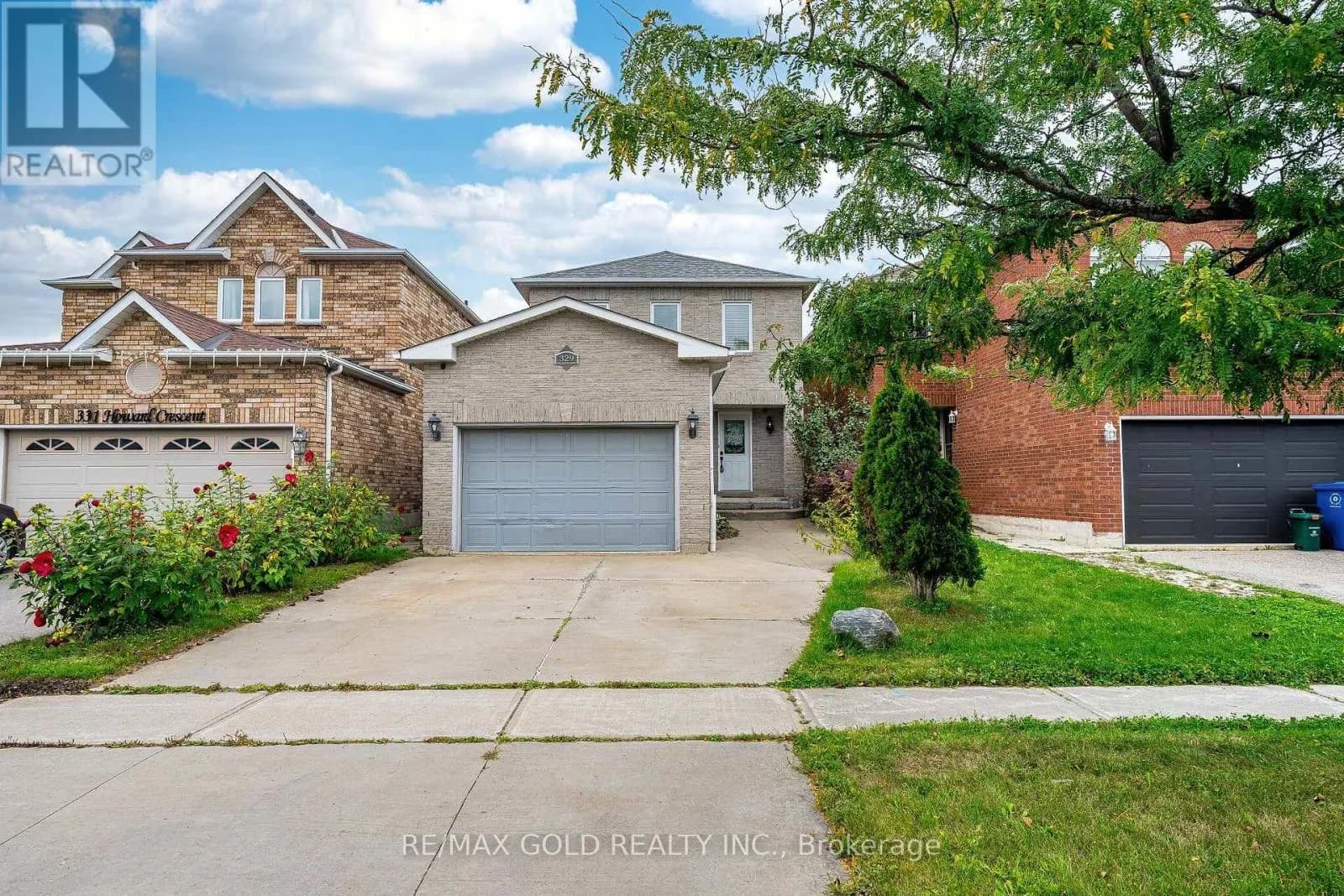 329 HOWARD CRESCENT — photo 1 of 38