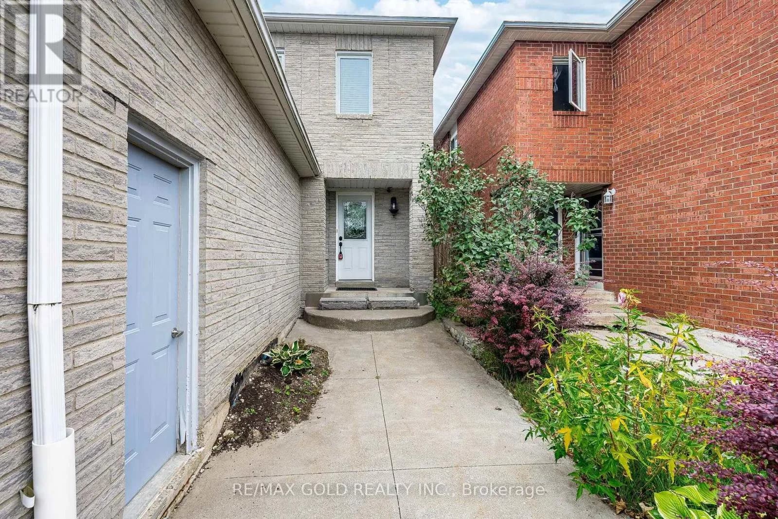 329 HOWARD CRESCENT — photo 3 of 38