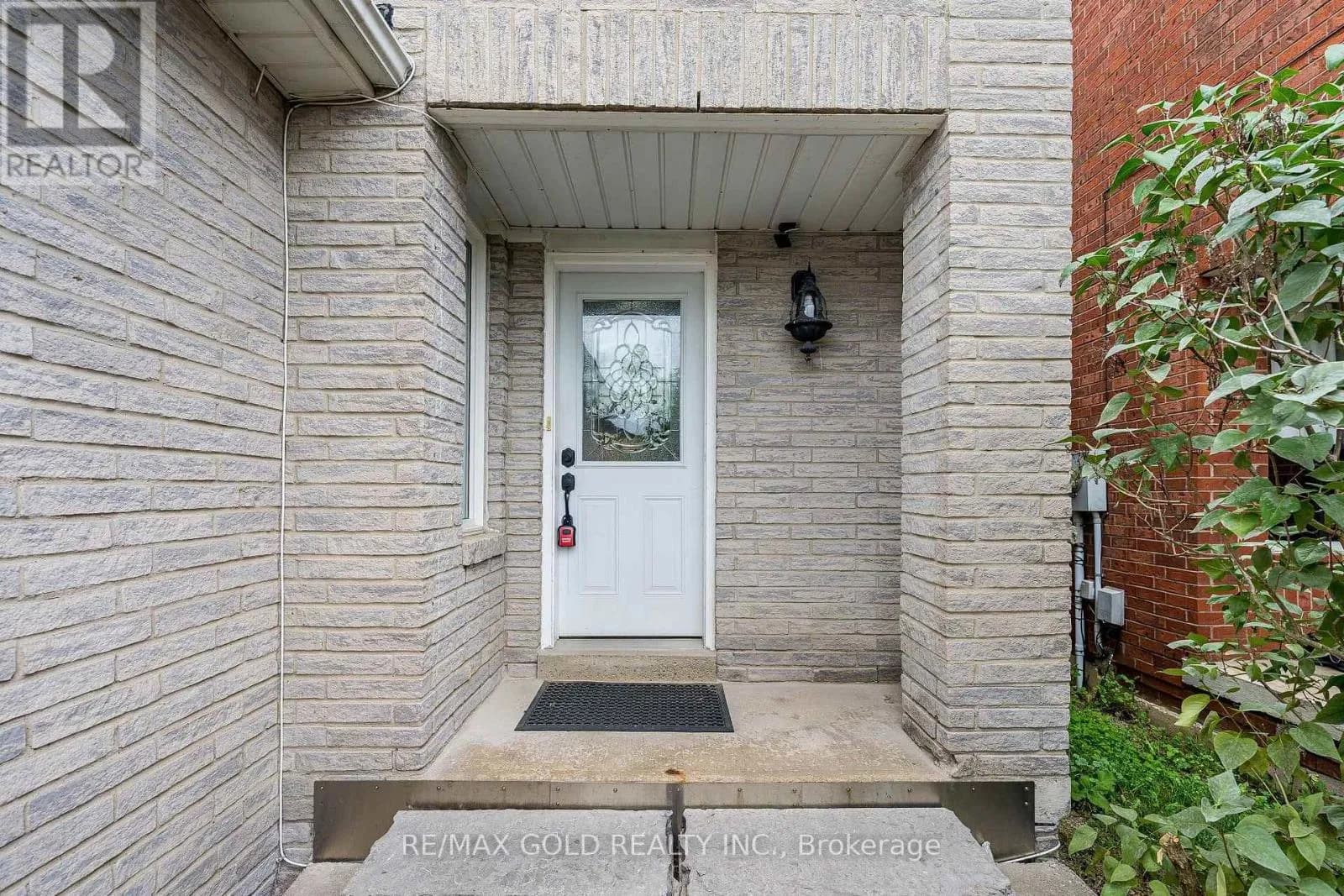 329 HOWARD CRESCENT — photo 4 of 38