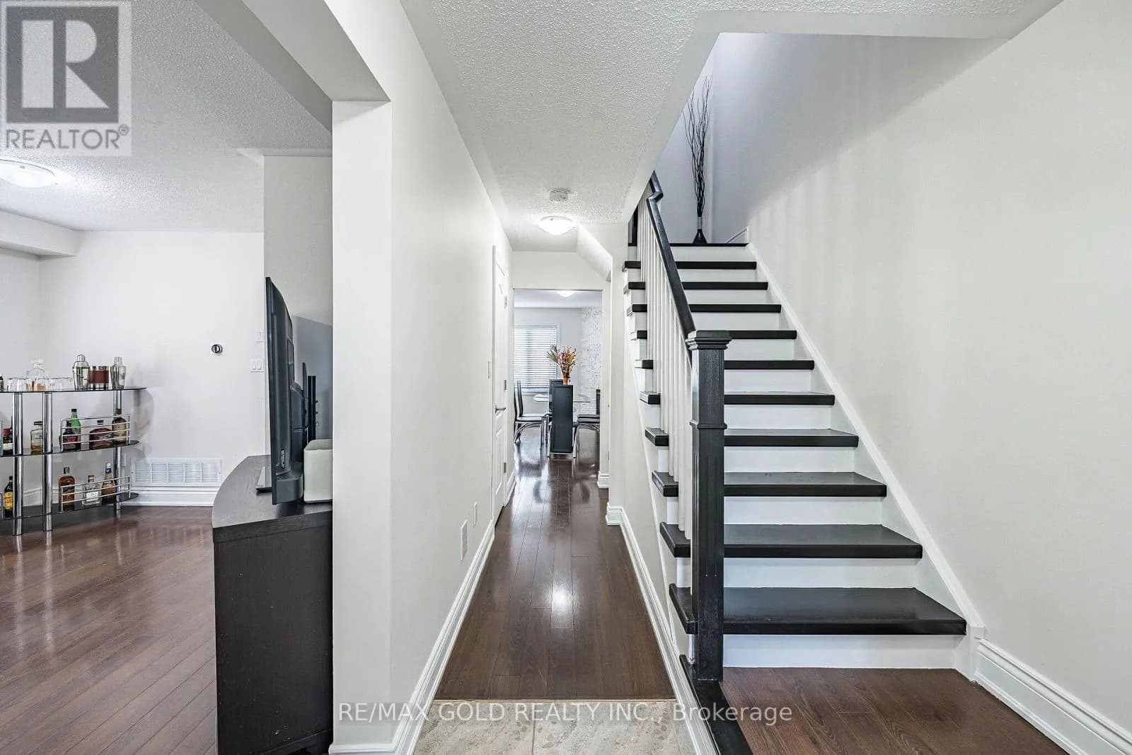 329 HOWARD CRESCENT — photo 5 of 38