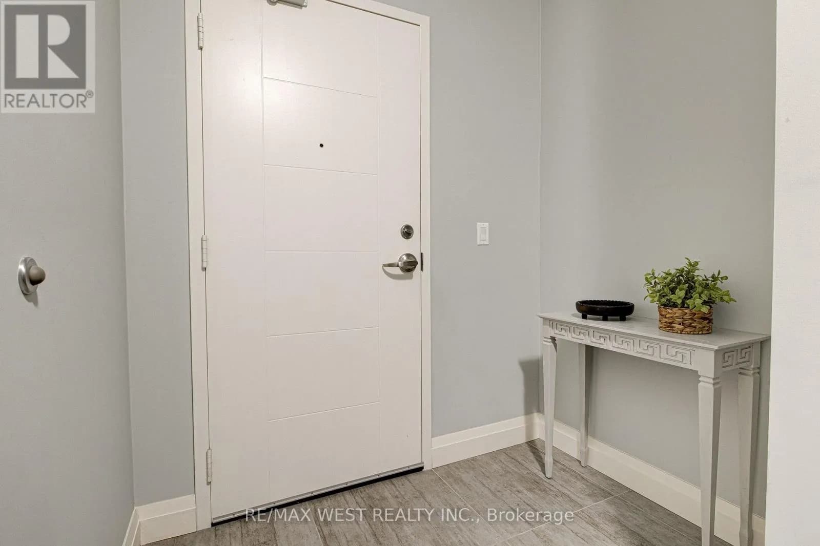 215 - 318 SPRUCE STREET — photo 3 of 28