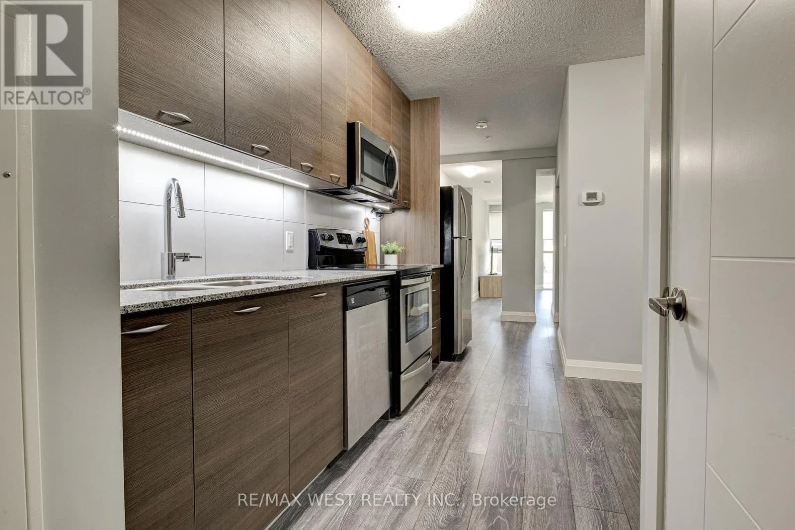 215 - 318 SPRUCE STREET — photo 5 of 28