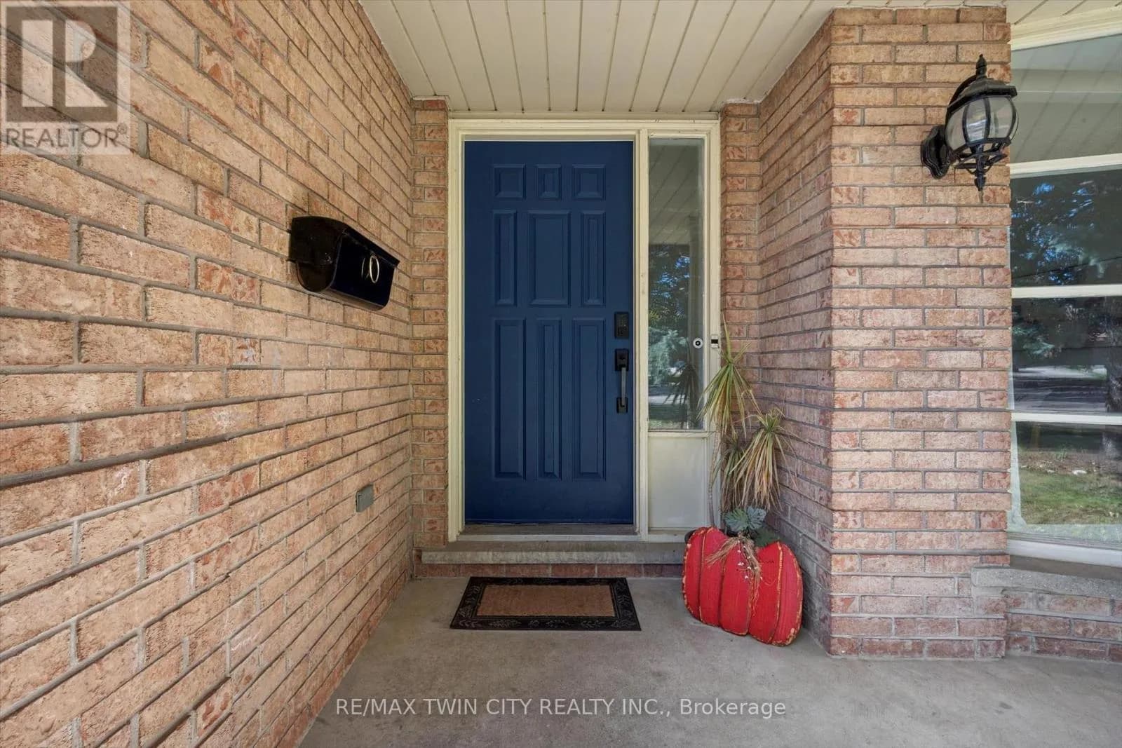 51 CAYLEY COURT — photo 3 of 44