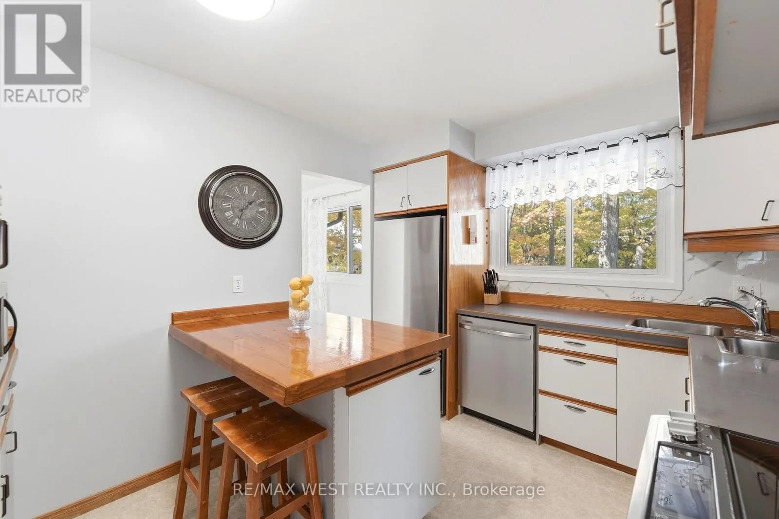 1380 QUEEN'S BOULEVARD — photo 5 of 16