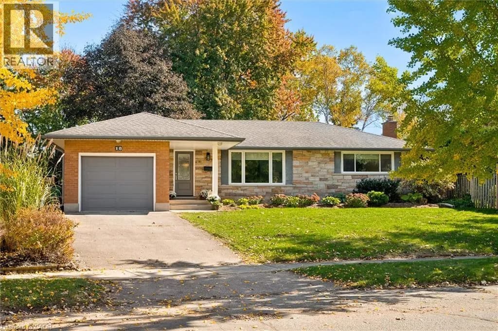 18 EVELYN Crescent — photo 1 of 41