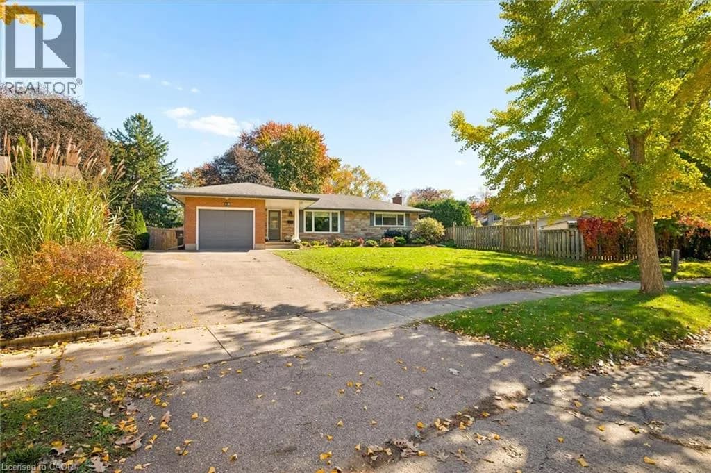 18 EVELYN Crescent — photo 3 of 41