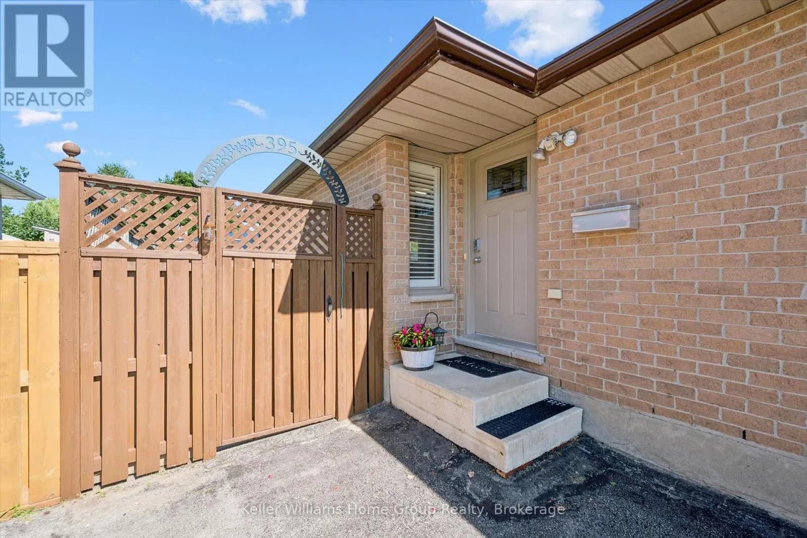 395 STRATHALLAN STREET — photo 5 of 49