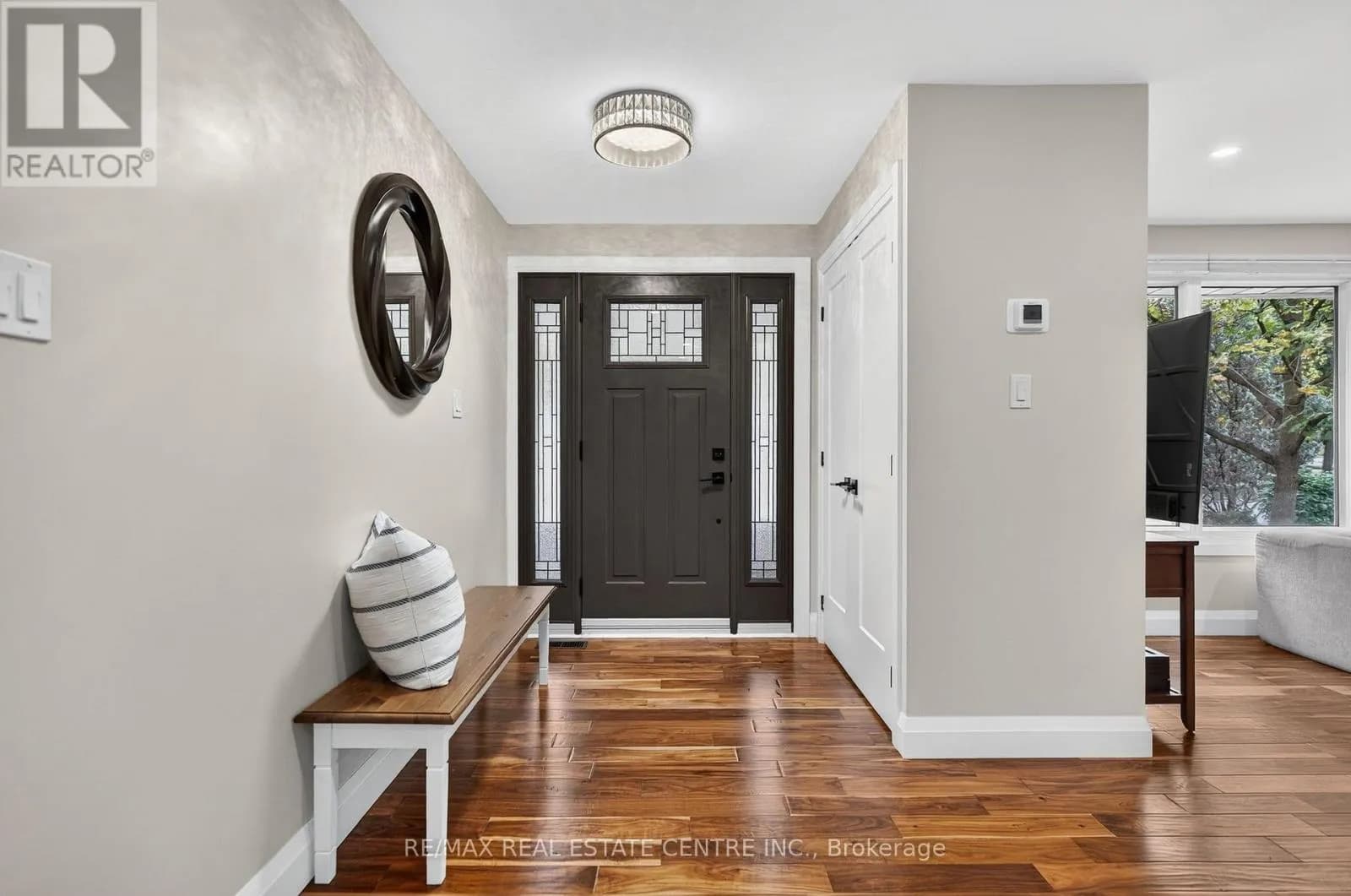 33 SHADYWOOD CRESCENT — photo 4 of 47
