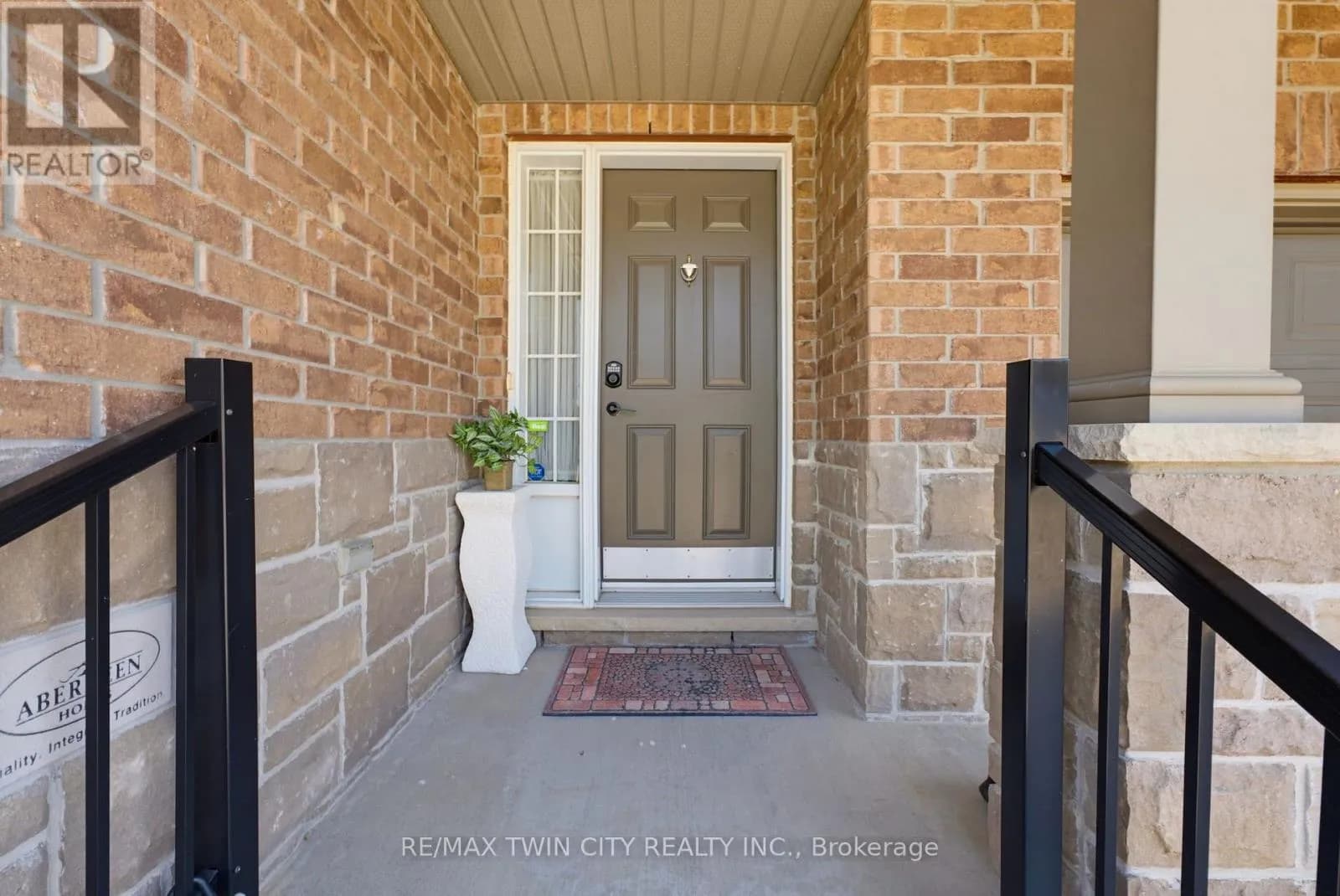 934 ZELLER CRESCENT — photo 3 of 35