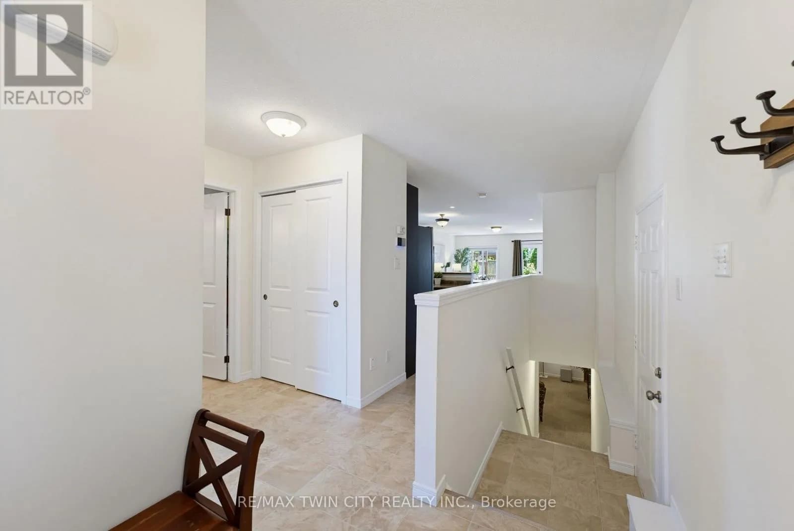 934 ZELLER CRESCENT — photo 4 of 35