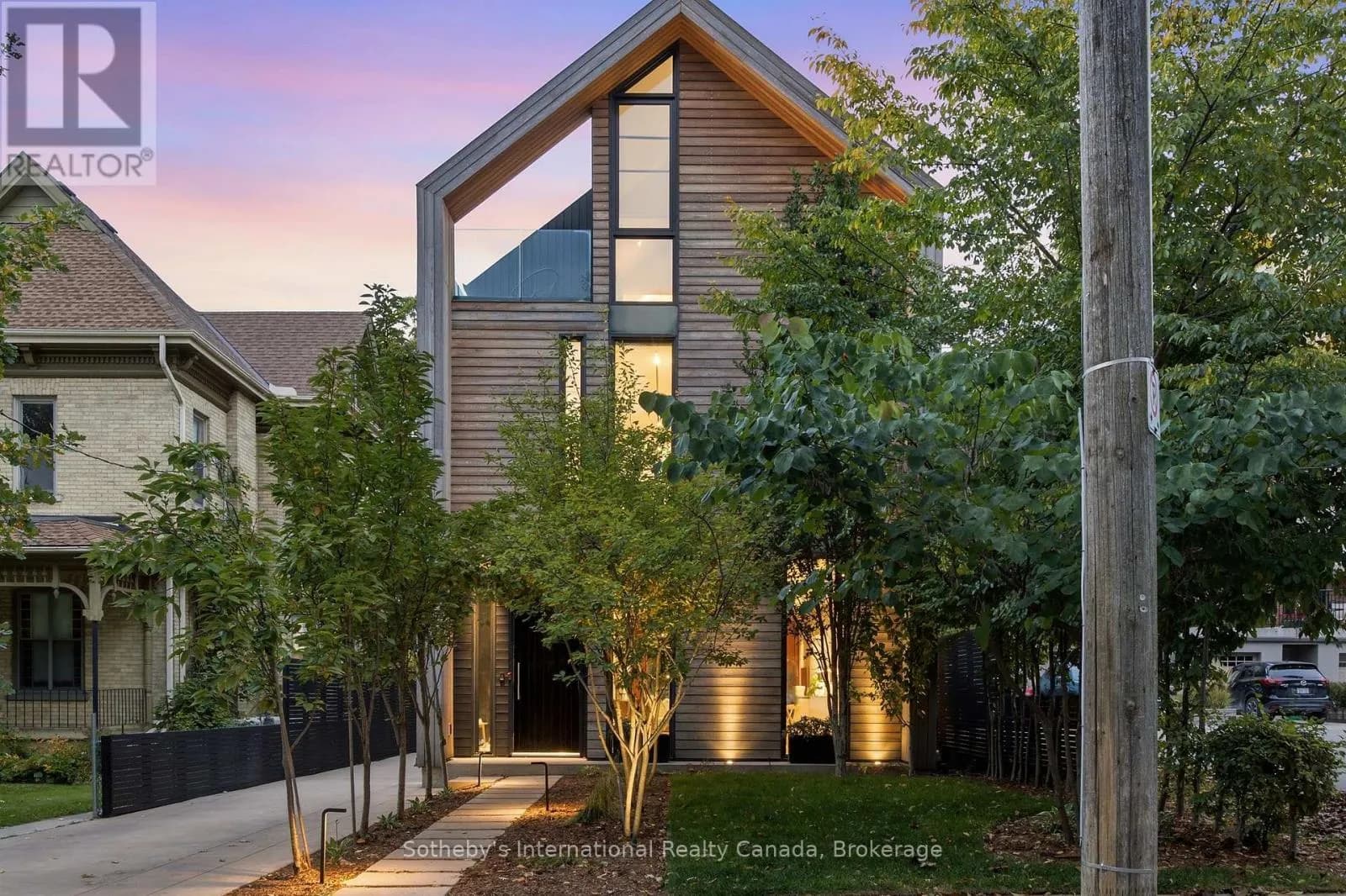32 AHRENS STREET W — photo 1 of 41