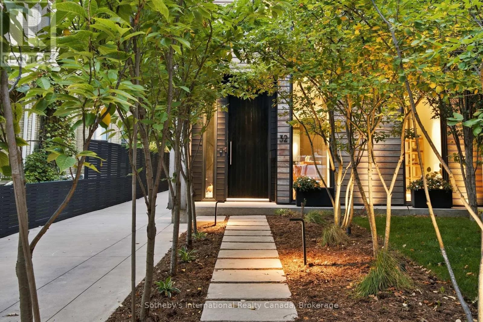 32 AHRENS STREET W — photo 3 of 41