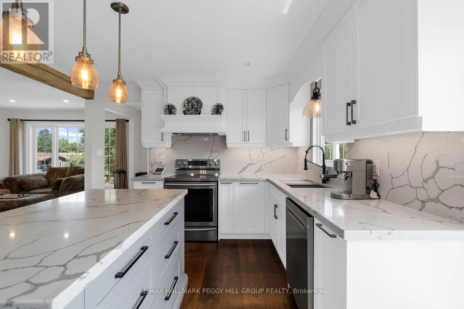 154 BYTHIA STREET — photo 3 of 22