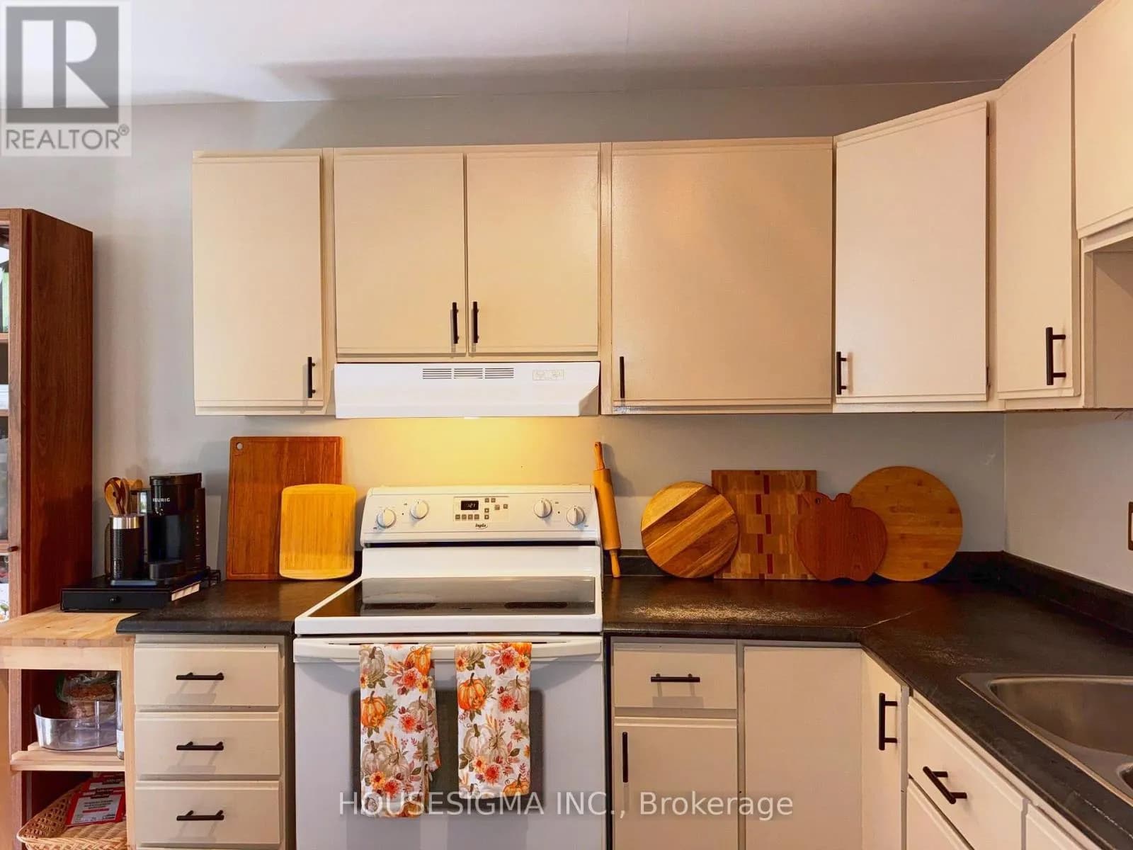 6 - 31 PARKVIEW DRIVE — photo 3 of 24